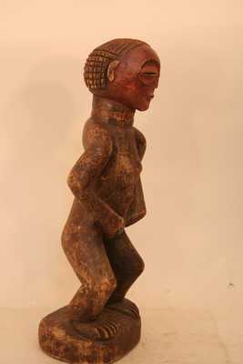 Tchokwe (statue), d`afrique : Rép.dém. du Congo-Angola., statuette Tchokwe (statue), masque ancien africain Tchokwe (statue), art du Rép.dém. du Congo-Angola. - Art Africain, collection privées Belgique. Statue africaine de la tribu des Tchokwe (statue), provenant du Rép.dém. du Congo-Angola., 1360/5362.Ancienne statuette Tchokwe H.42cm.
Femme ancêtre debout,les deux mains posés sur l